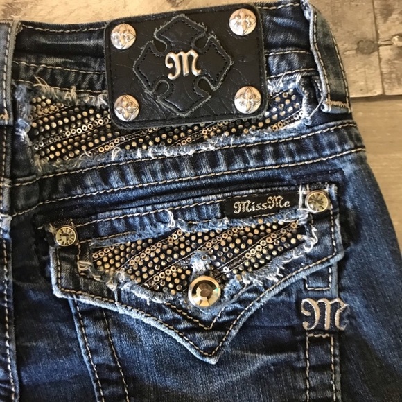 Miss Me Signature Cropped Embellished Jeans - 1067 - Picture 6 of 8